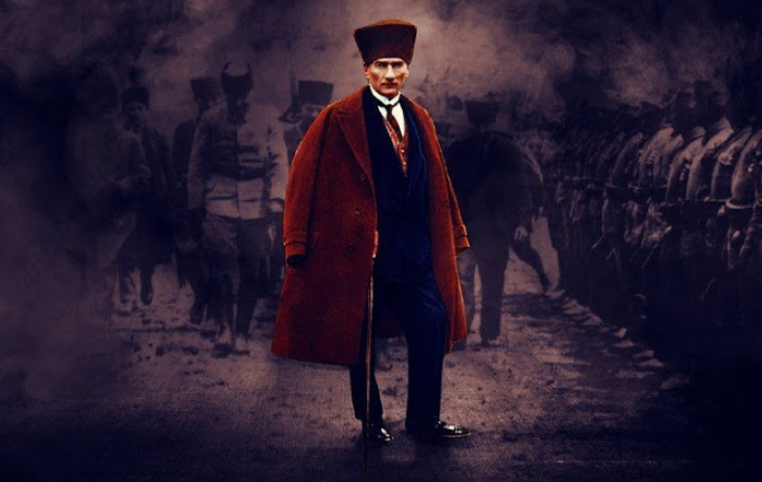 مصطفى كمال أتاتورك الذي ألغى الخلافة العثمانية وأسس الجمهورية التركية العلمانية