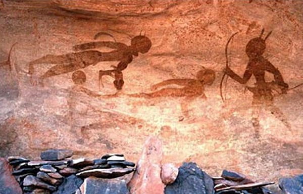 لغز كهوف تاسيلي بالجزائر : رسومات ونقوشات من العالم الخارجي
