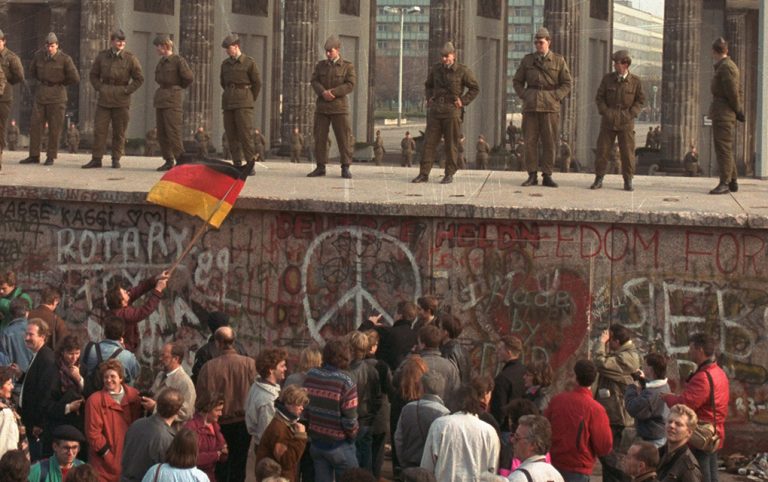 قصة جدار برلين الذي قسم المدينة لقسمين متنافرين