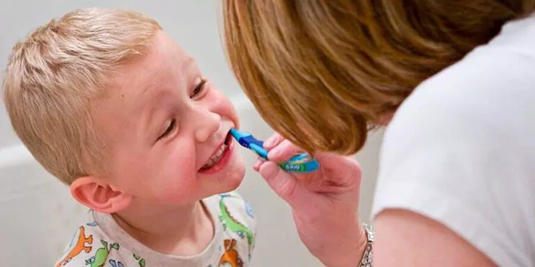 رائحة الفم الكريهة عند الأطفال : الأسباب والعلاج