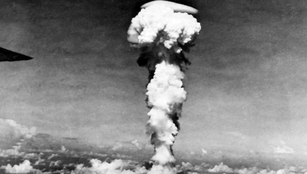 صورة للفطر النووي فوق هيروشيما مأخوذة من B-29 التي أسقطت القنبلة