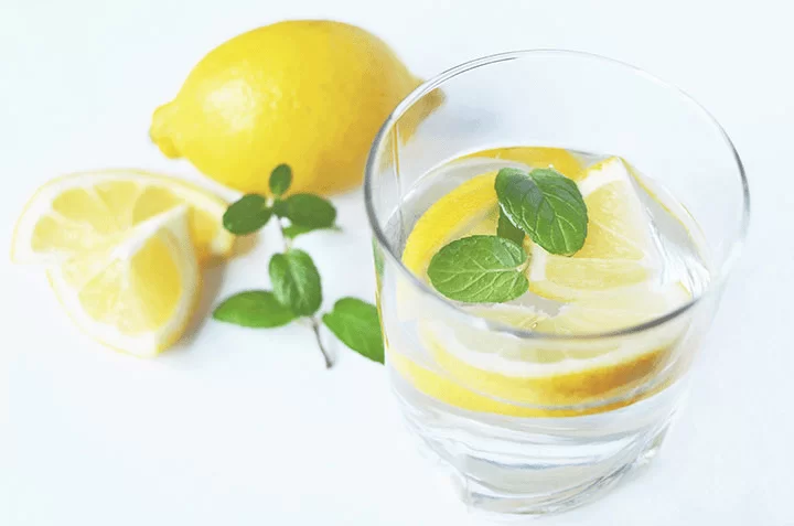 وصفة عصير الليمون بالماء الدافئ