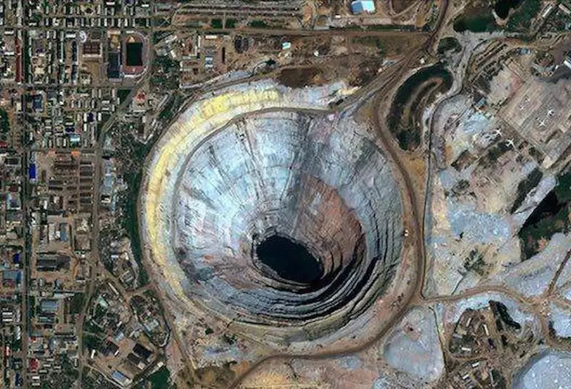 بوابة الجحيم في روسيا : قصة أعمق حفرة على وجه الأرض 1 بوابة الجحيم في روسيا 1