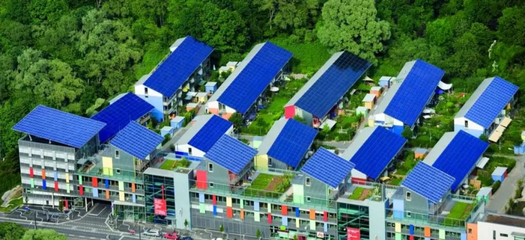 منازل تعتمد على ألواح الطاقة الشمسية