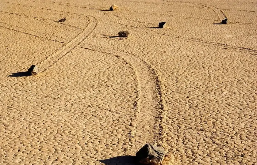 ظاهرة الصخور المتحركة في وادي الموت : لغز حير العلماء 1 ظاهرة الصخور المتحركة في وادي الموت