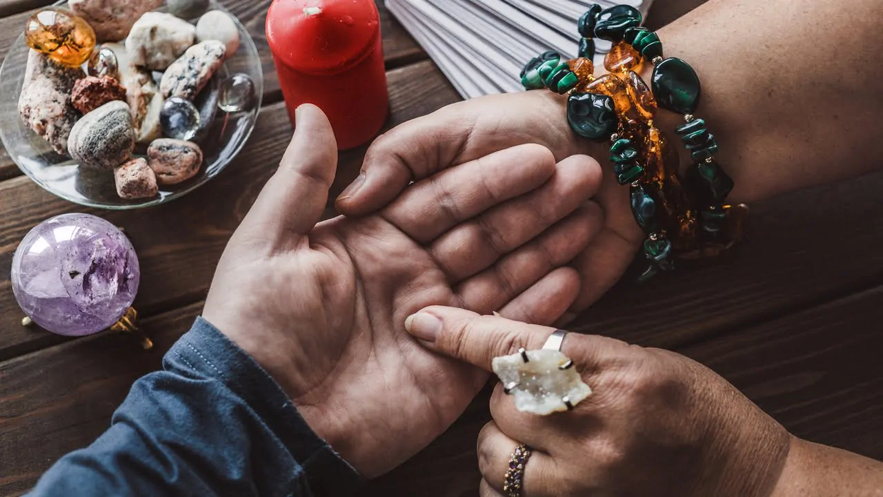 قراءة الكف : فن قراءة اليدين بين رأي العلم والتفسير الديني